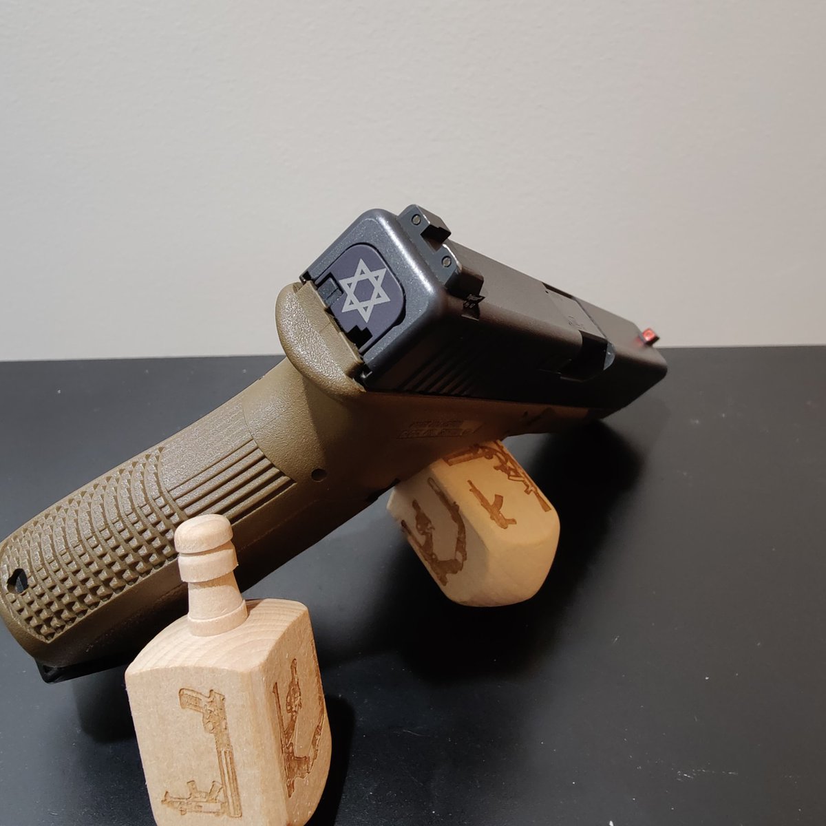 gordonfactor85's tweet image. Happy Hanukkah, stay strapped my mishpachah! #HappyHanukkah #bondibeach #returnfire