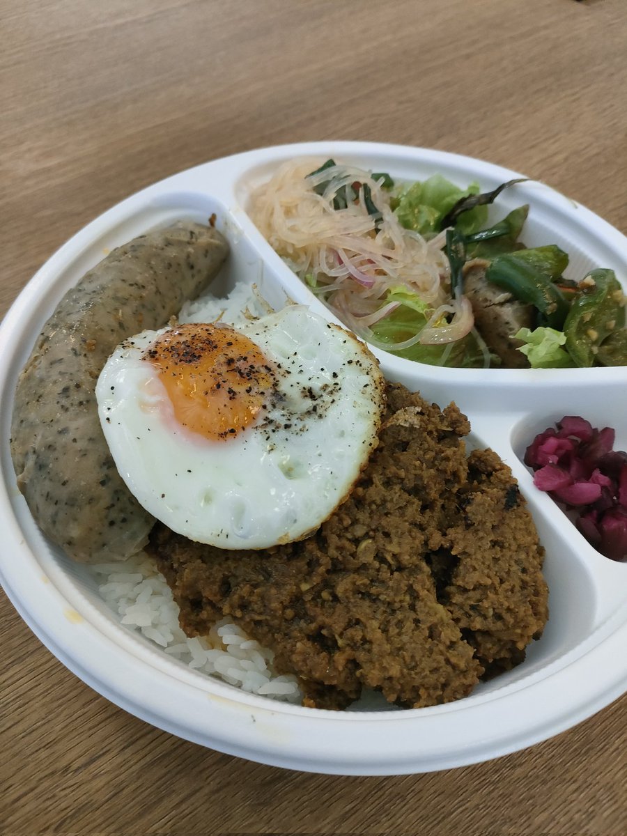 月曜ランチは、 エスニックキッチンモンタナのハーブフランク＆ドライ