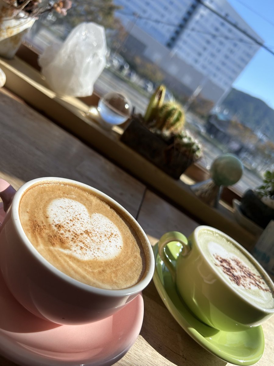 今日はどっちの気分？☕️🍵
ふわふわ泡のカプチーノと
まろやかな抹茶ラテ。
窓際で、ほっとひと息。
テイクアウトもできます！
#ウミノネコーヒー焙煎所
#下関カフェ
#関門観光