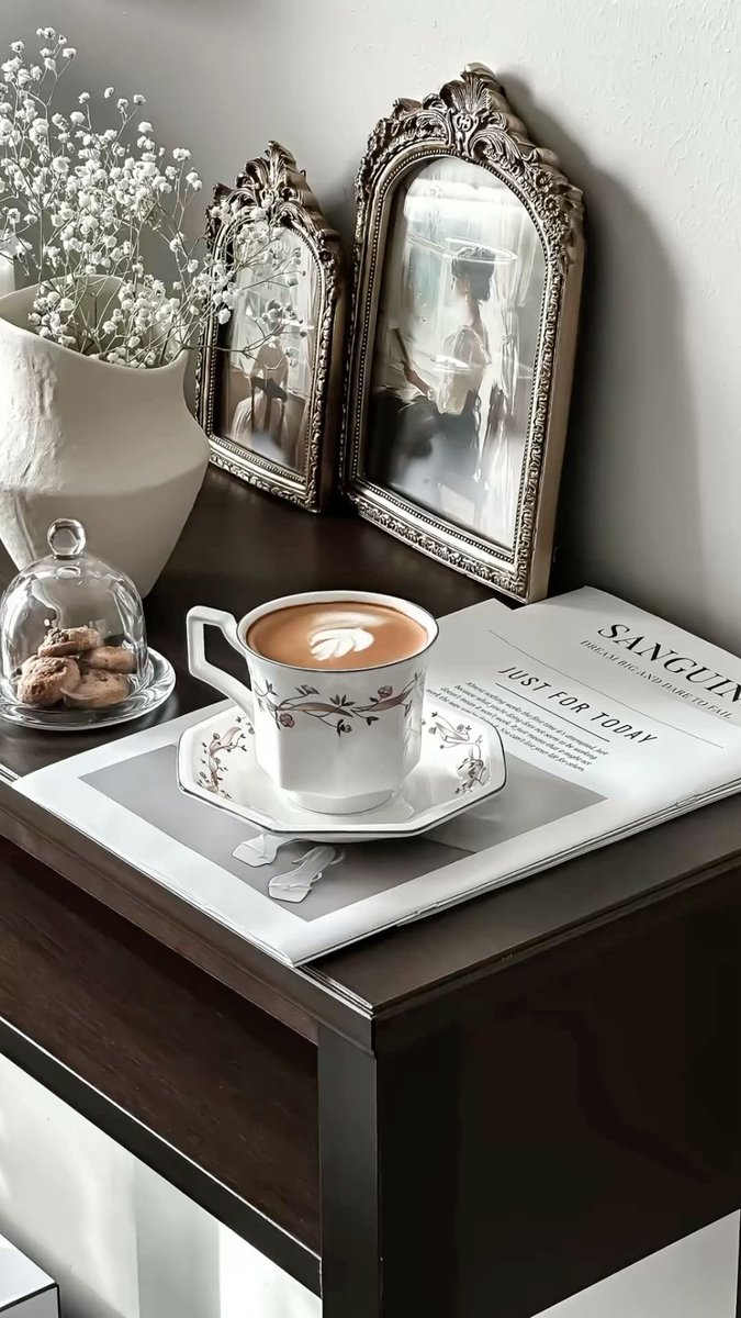 «الله يعطيك كما تتمنى لغيرك»
دعوةٌ تُبهج القلب النقي،
لأنها تعود عليه بالجمال الذي يحمله،
وتكافئه بالخير الذي يزرعه بصمت.
فالقلوب الطيبة لا تتمنى إلا النور،
ولهذا يعود إليها النور مضاعفًا🕊️

#صباح_الخير