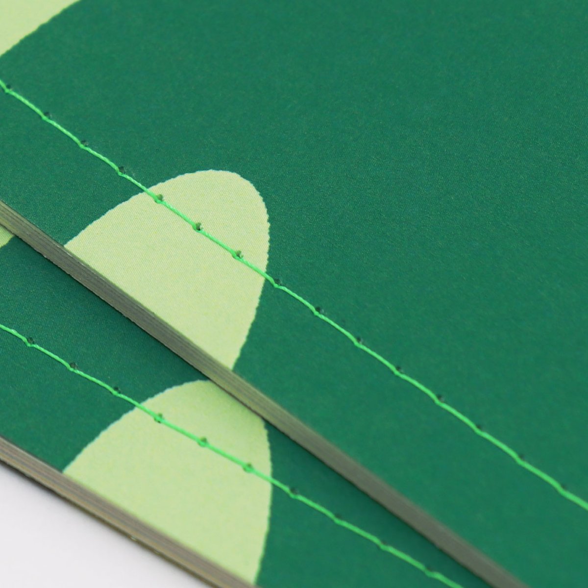 制作例紹介】 蛍光グリーンの糸綴じがアクセントの冊子 冊子 A5細 糸