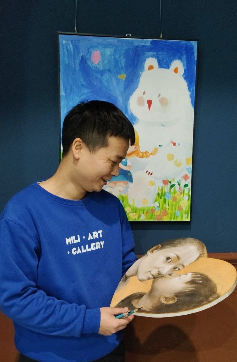 ChangShaDaily's tweet image. Since his #daughter Xiaomi was born in 2015, #Changsha resident Wang Qijun has been documenting her growth with brushes. Over the past decade, drawing inspiration from #daily #life scenes, he has created more than 100 vivid and lively cartoon strips and oil paintings, capturing…