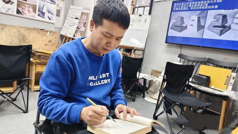 ChangShaDaily's tweet image. Since his #daughter Xiaomi was born in 2015, #Changsha resident Wang Qijun has been documenting her growth with brushes. Over the past decade, drawing inspiration from #daily #life scenes, he has created more than 100 vivid and lively cartoon strips and oil paintings, capturing…