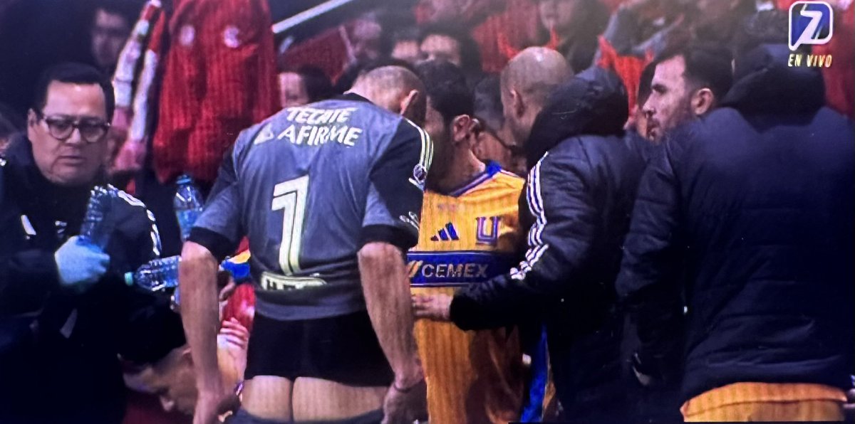 Mijandroide's tweet image. Se puso raro el partido Toluca vs Tigres...
El partido de Nahuel Guzmán.