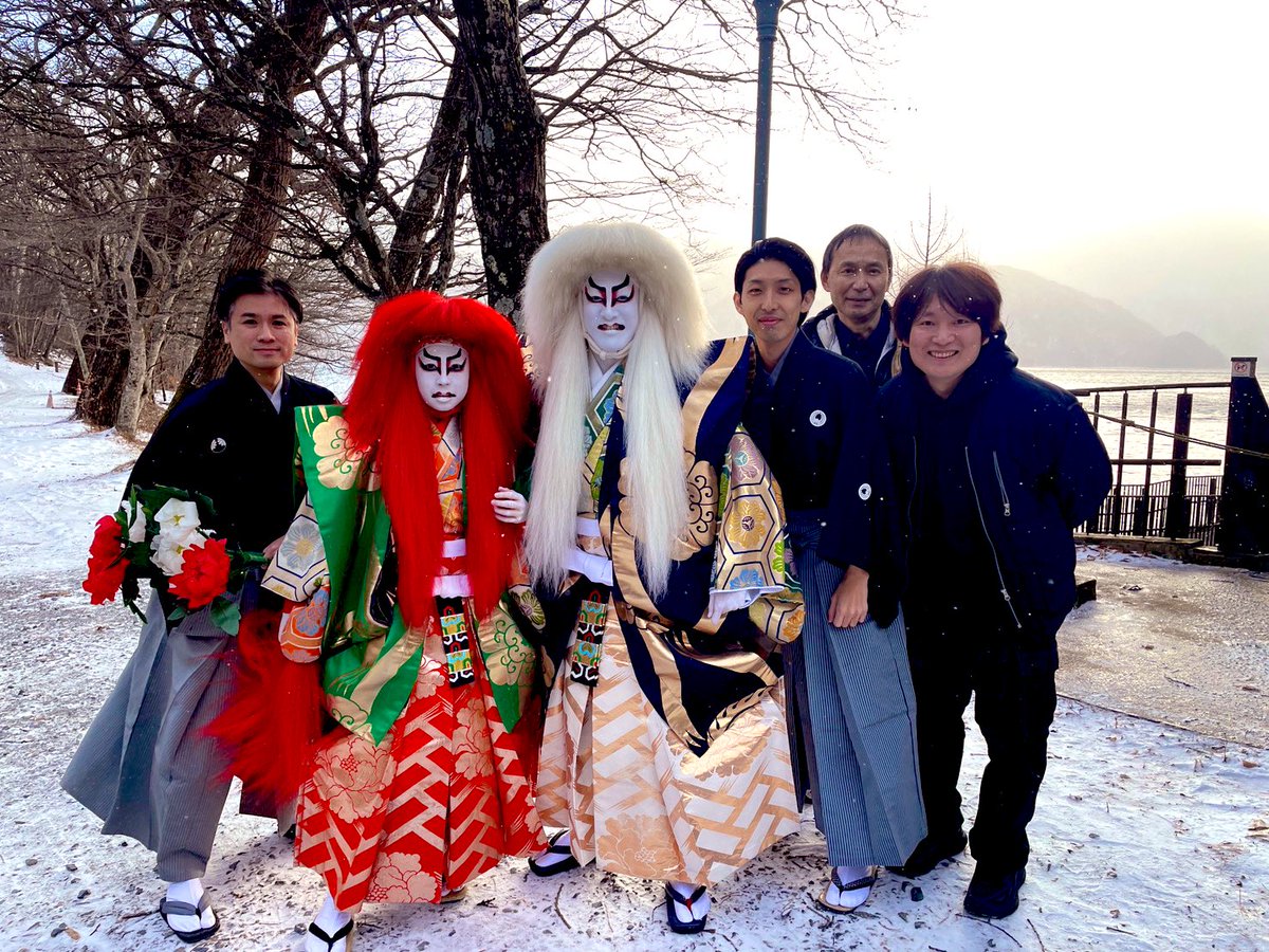 12/12 

先日、右近さん・眞秀さんの連獅子の後見としてお邪魔させて頂きました。

右近さんの拵えをお手伝いしたのは、多分ワンピース以来､､､?

雪中連獅子、素敵な時間でございました！