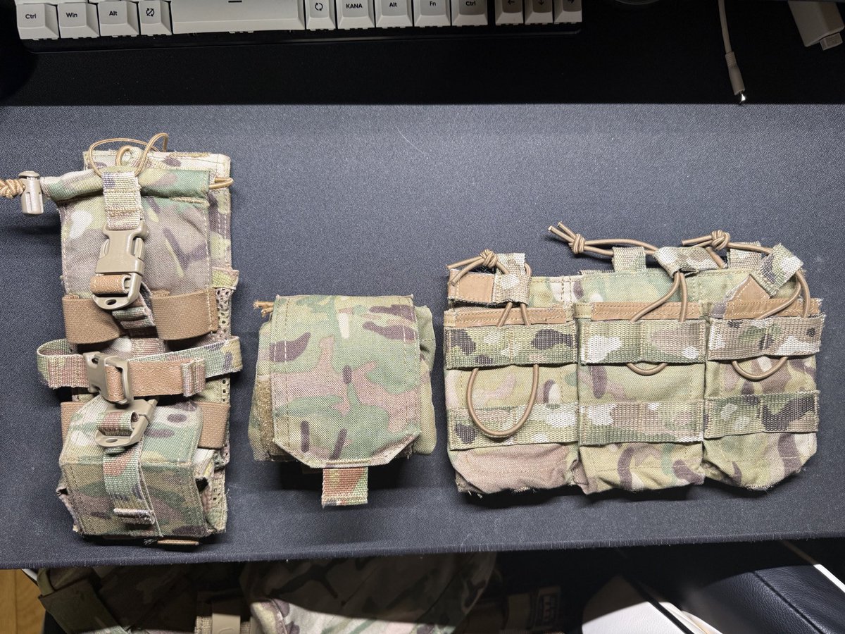 左から TYR ラジオポーチ 7k TYR ダンプポーチ 5k First spear 5.56