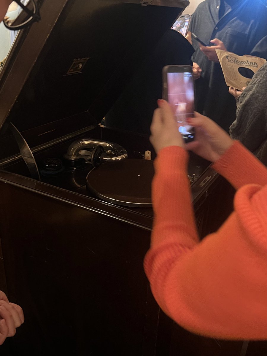 夕食会のゲストに音楽評論家/レコード史研究家 毛利眞人さんをお招きしてレコード鑑賞会。「サラサーテのツィゴイネルワイゼン」「ラフマニノフの自作自演集」など