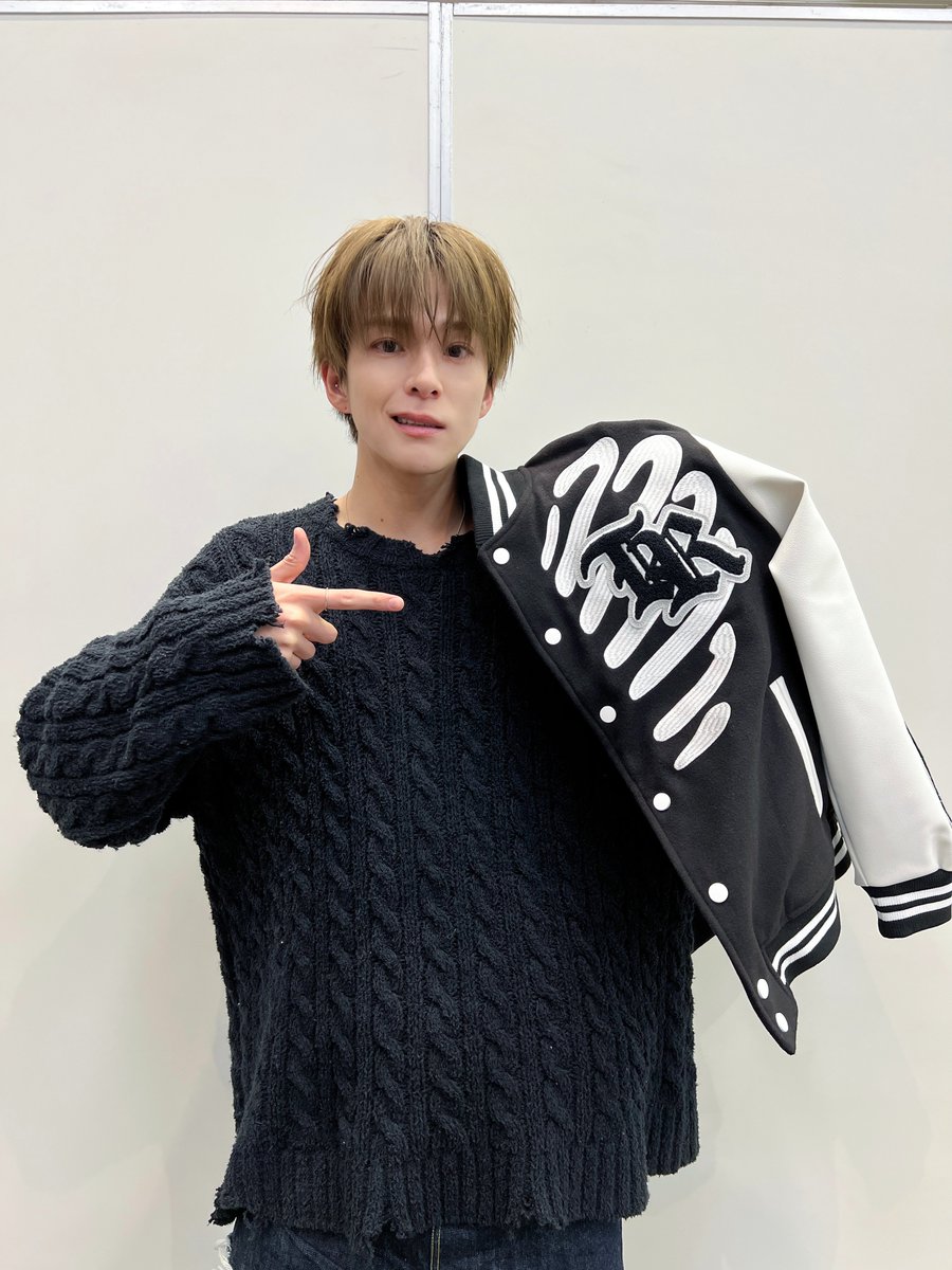 [📸] #MEMBER_PHOTO

#ASAHI のPICK UP ITEM🌟

✦スタジアムジャンパー

ベーシックなブラックのアイテム🦴🖤
普段着としても使いやすくてオススメ🎶

ご購入はコチラから
YGEX
🔗qr.paps.jp/1oRIJ

Weverse
🔗qr.paps.jp/vQdTt

#TREASURE #트레저 #トレジャー #PULSE_ON_IN_JAPAN #YG