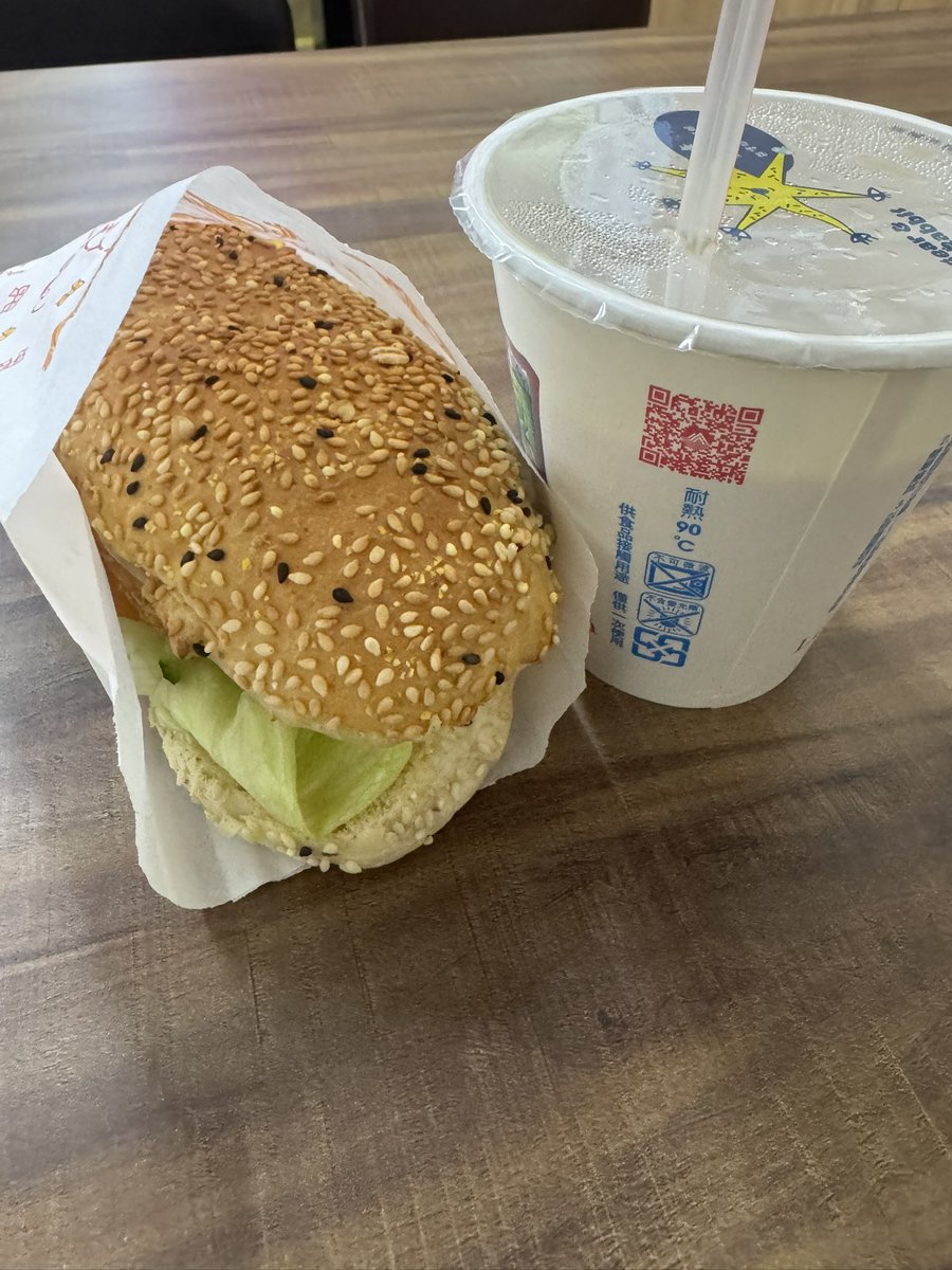 【你不知道你陪到了誰】

（但你真的有）

在 V 圈，有一件事我們幾乎都經歷過
你以為今天沒什麼人，
但其實你陪到了某個人。

只是你不知道。

🎧 有些陪伴，本來就不會出現在聊天室

你看到的是：
•留言很少
•數字普通
•沒有特別熱鬧

但你沒看到的是：
•有人把你的台當背景，陪他趕報告