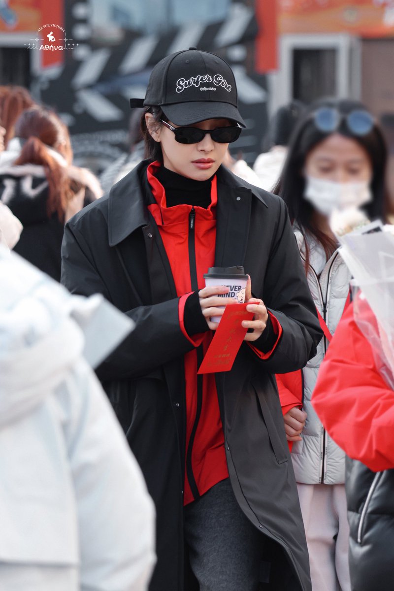 songqianarchive's tweet image. #SongQian for #WildBloom #狂花 booting ceremony today.

©️ Athenae丨宋茜 
#victoriasong #宋茜