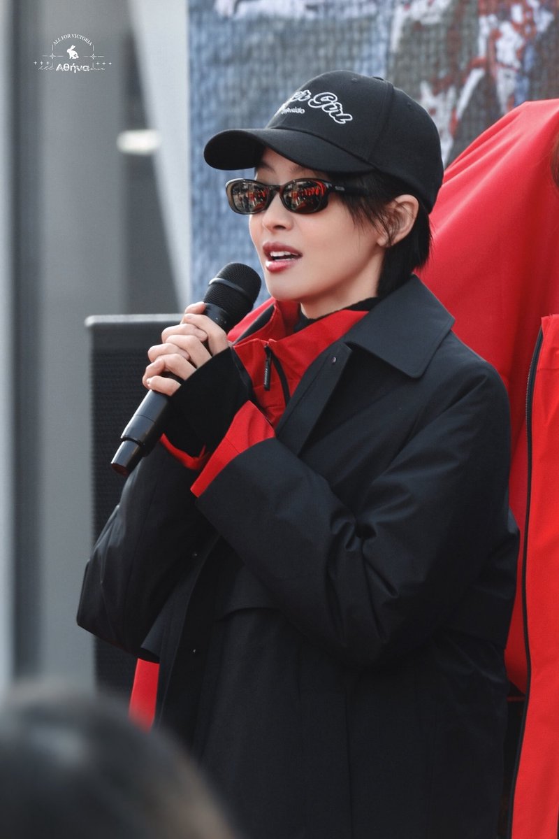 songqianarchive's tweet image. #SongQian for #WildBloom #狂花 booting ceremony today.

©️ Athenae丨宋茜 
#victoriasong #宋茜