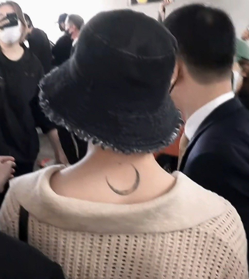 itboyfiIes's tweet image. moon lover