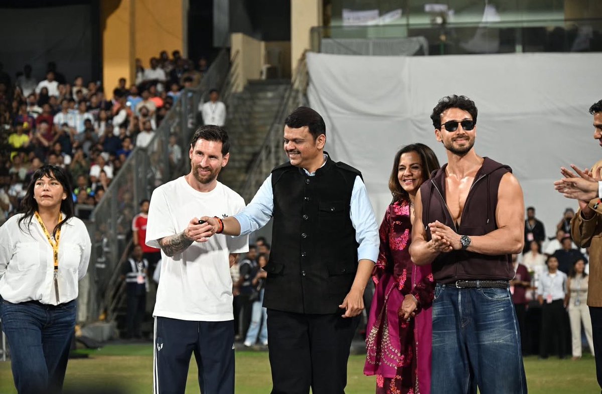 TeamtigerogTeam's tweet photo. Where grit meets greatness. 🐅⚽
Tiger Shroff joins Lionel Messi in India to champion Project Mahadeva a bold step toward transforming football in Maharashtra.
Icons unite.🤝
A legacy takes shape.
#TigerShroff #Messi #ProjectMahadeva https://t.co/qd4gY15vSy