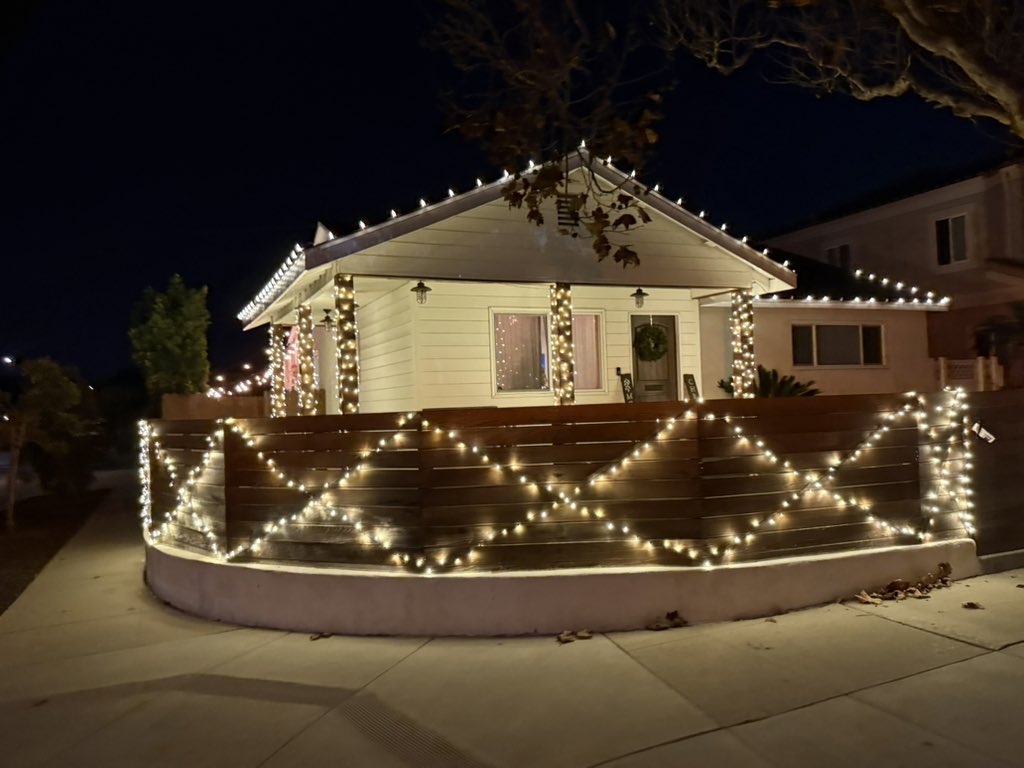 Tala_NoExcuses's tweet image. #SantaFloat