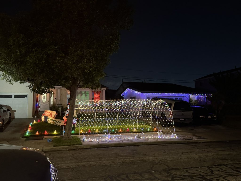 Tala_NoExcuses's tweet image. #SantaFloat