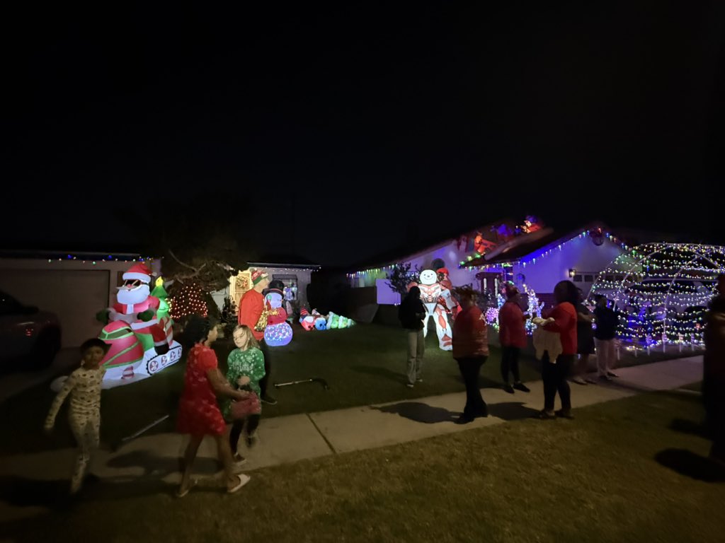 Tala_NoExcuses's tweet image. #SantaFloat