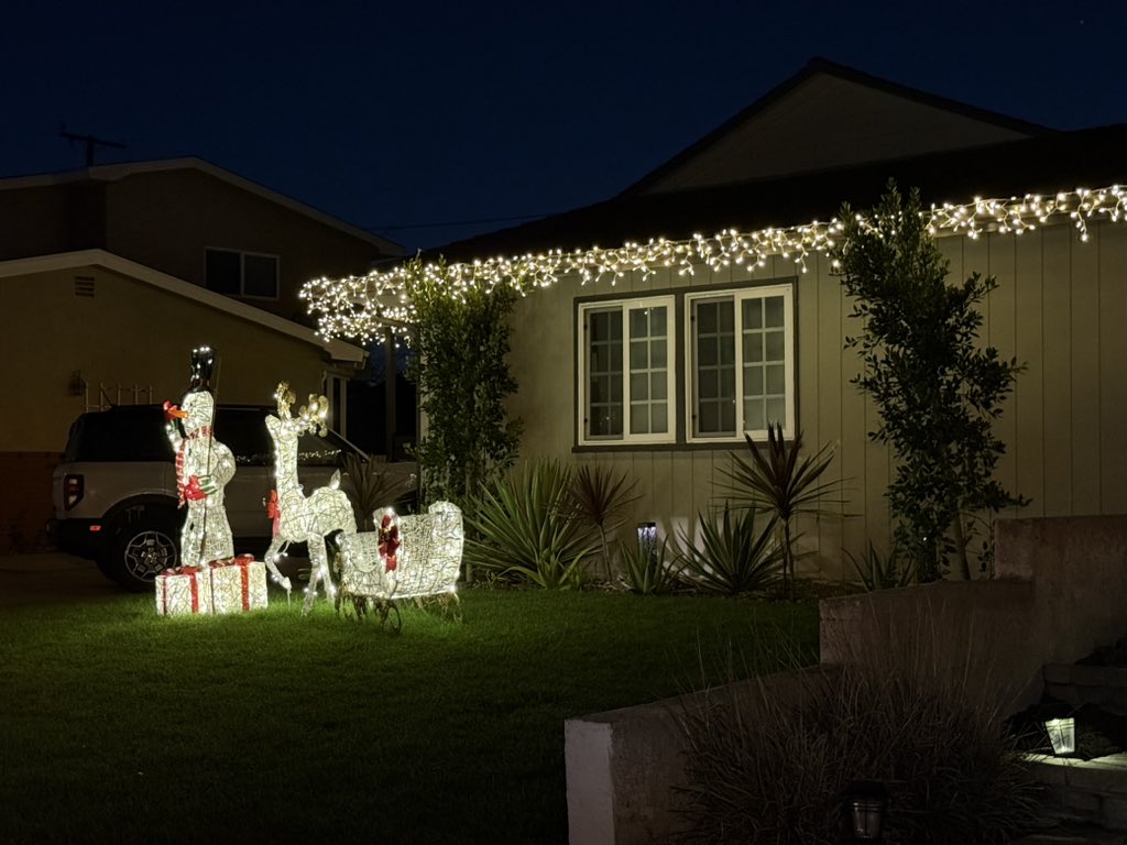 Tala_NoExcuses's tweet image. #SantaFloat