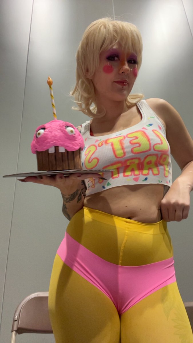 honnebeecos's tweet image. this weekend guesting at #Anime405 was absolutely fantastic and it was a total joy getting to see friends and meet new ones 🫶🏼 #ToyChica #Wagurikaoruko #fnaf #thefragrantflowerbloomswithdignity