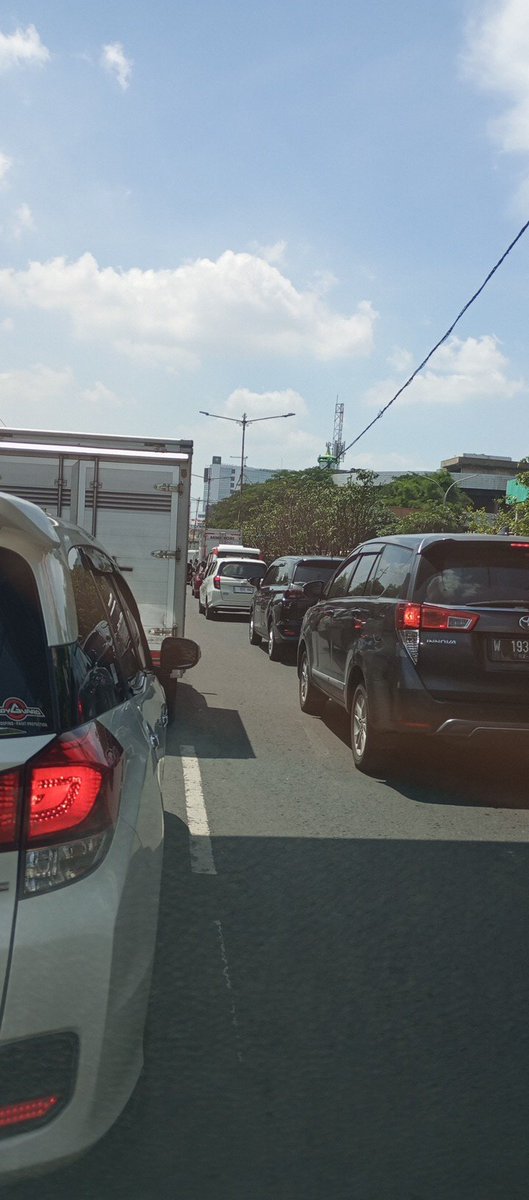 Simpang stasiun Wonokromo arah ahmad yani kenapa jadi macet dari Minggu siang hingga Senin? Apakah efek dari perbaikan rel? <a href="/e100ss/">Radio Suara Surabaya</a>