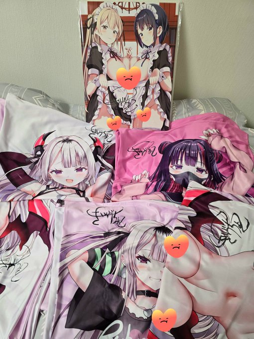 この前のFANZAくじのサイン入りグッズ当選者の方用のサイン入れ終わりました、布にペン入れるの難易度高い… 