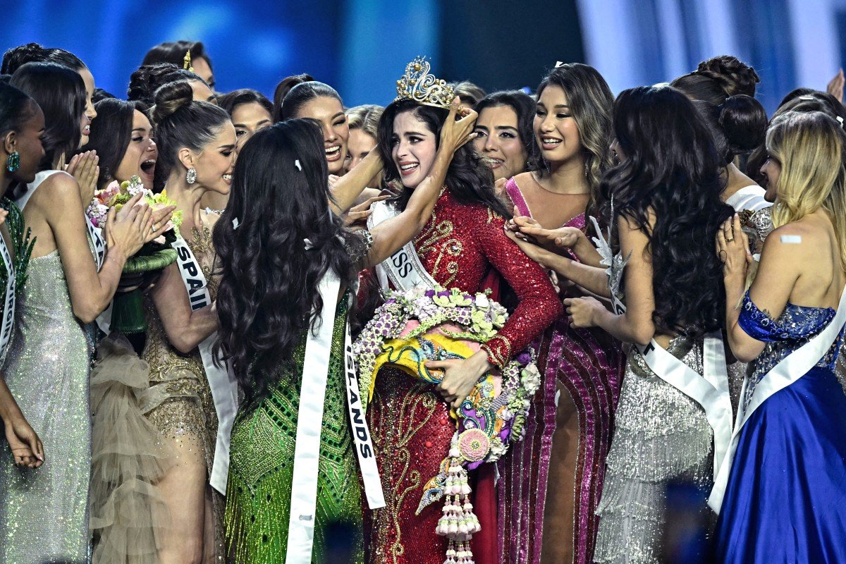 DeVida Miss Universo cierra sus oficinas en México por «ataques políticos» El concurso Miss Universo informó este domingo que cerrará sus oficinas en Ciudad de México tras denunciar que ha sido blanco
