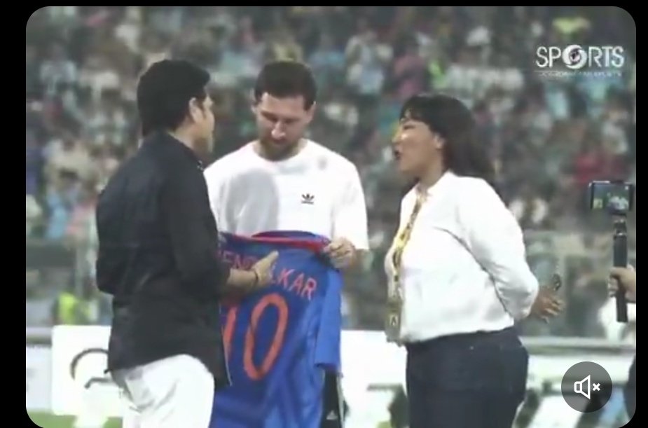 केवल राहुल गांधी एक ऐसा पॉलिटिशियन हैं जिनसे मेसी ने स्पेनिश में बात की।
क्योंकि राहुल गांधी स्पेनिश समझ में भी आती है और बोल भी लेते हैं।

सचिन तेंदुलकर जब मेसी से बात कर रहे हैं तो एक लेडी ट्रांसलेट कर रही है।
#messi #rahulgandi #sachintendulkar