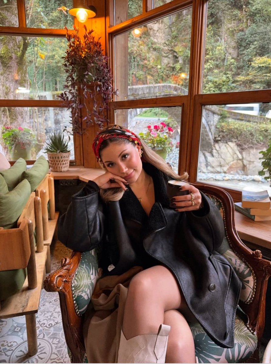 ..

Bu yeni hafta da ;

Merdivenleri ikişer üçer çıkmanın sevinci ile dolsun yüreğiniz ...  🥰🩵🌺

#Günaydın #UzakŞehir