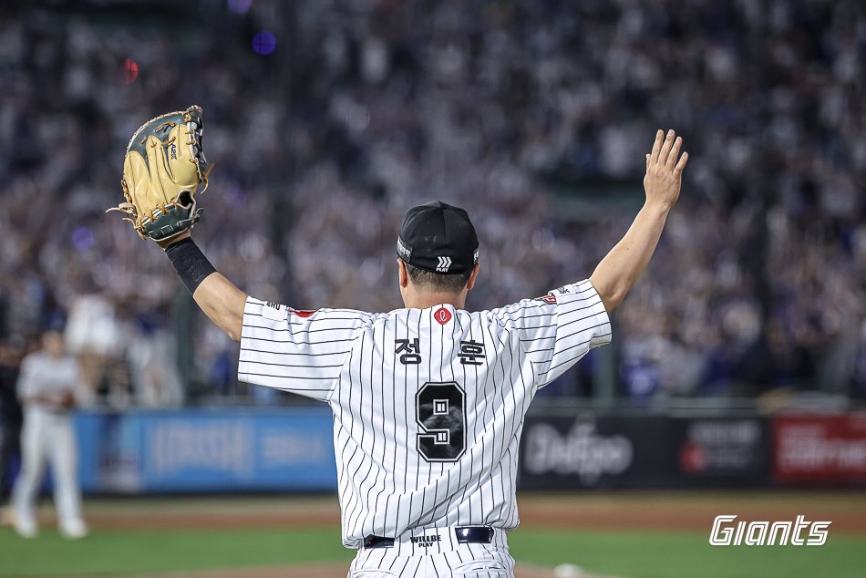 jeonsangil17's tweet image. 롯데자이언츠 내야수 정훈 선수가 2025 시즌을 끝으로 현역 생활을 마무리한다.

정훈 선수는 2006년 현대 유니콘스에 입단하며 프로 무대에 데뷔했다. 군 복무 이후 2009년 롯데자이언츠에 입단해 활약하며 팀 내야를 지켜왔다.

프로 통산 1,476경기에 출전, 통산 타율 2할7푼1리, 80홈런, 532타점을…