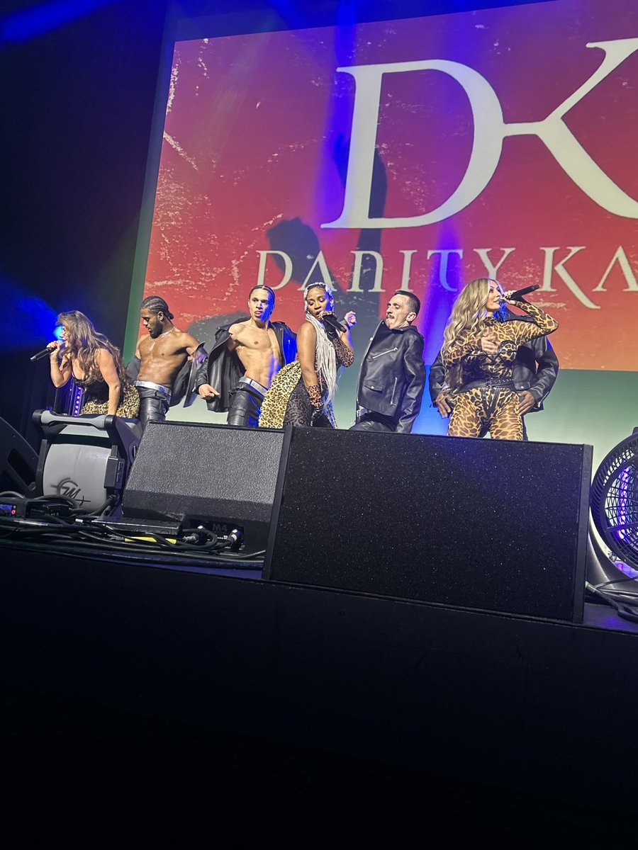 Shawn152's tweet photo. OMG!!! @danitykane killed it tonight!!! They left everything on that stage. 🙌🏾❤️ #TheUntoldChapterTour #Detroit #DanityKane @AubreyODay @YaGirlDWoods @AundreaFimbres1 https://t.co/hfIalzVQMu