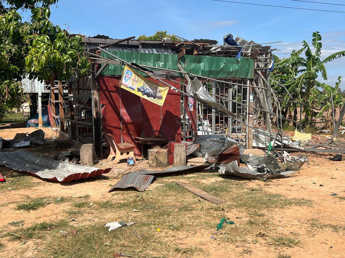 freshnewsasia's tweet photo. Homes belonging to Cambodian civilians in Sangkat Koun Kriel, Samraong City, Oddar Meanchey Province, have been destroyed as a result of heavy bombardment by Thai forces. 

This blatant act of aggression constitutes a serious violation of international law and a direct assault on Cambodia’s sovereignty and territorial integrity.