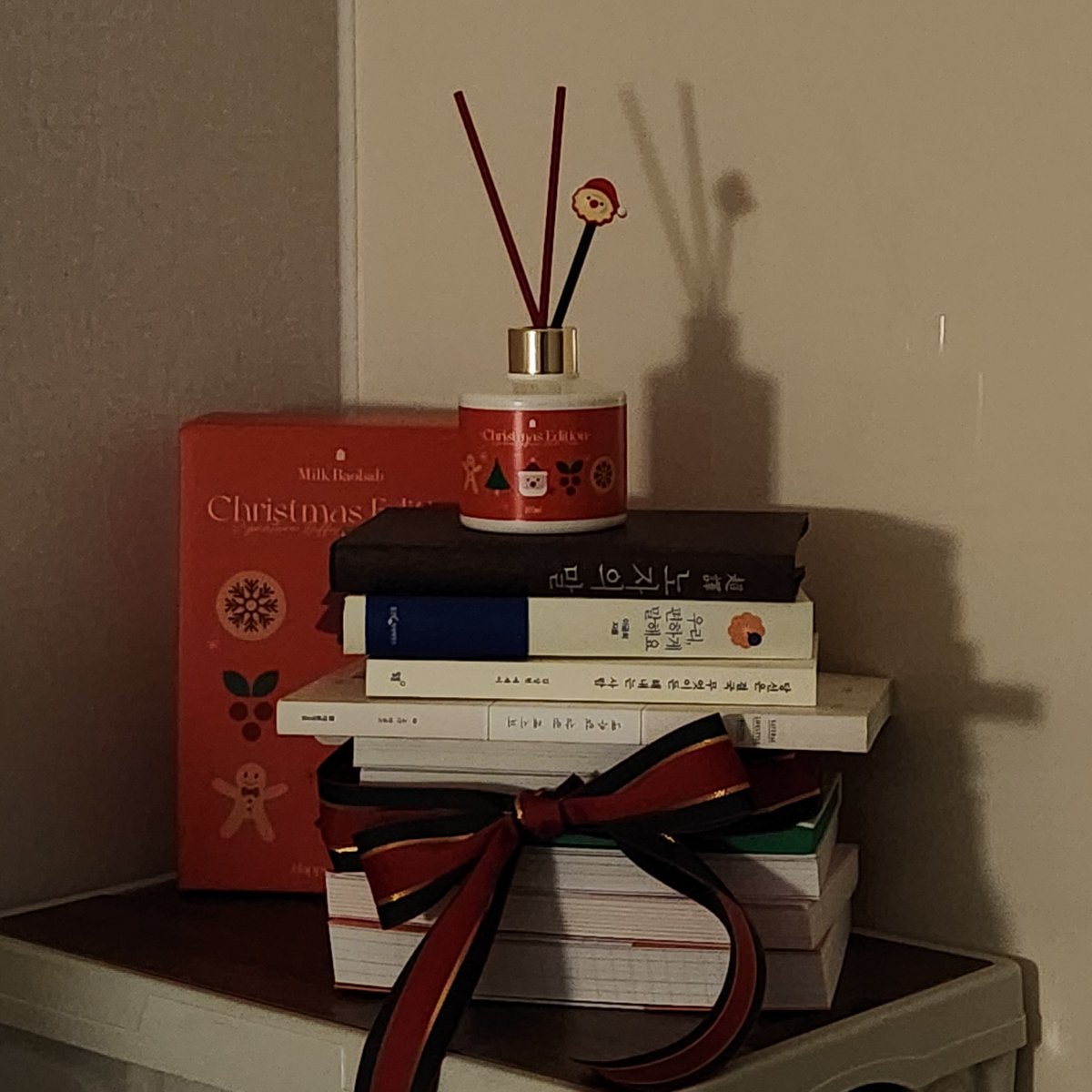 다들 크리스마스 선물 준비했나요? 🎄
아직도 고민 중이라면, 제가 바로 정해드립니다.

밀.크.바.오.밥 ✨
크리스마스 에디션 - 화.이.트.머.스.크. 디퓨저 🤍

패키지부터 향까지 완벽!

이번 크리스마스는 향으로 기억되는 선물하세요🎁🎅✨

#크리스마스선물 #밀크바오밥 #화이트머스크디퓨저