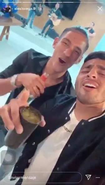 Mischeats's tweet photo. Alexis Vega se convierte en el primer jugador con 65% de alcohol en la sangre en acertar dos tiros en una tanda de penales en una final de #LigaMX
#HistoriaPura #ChingoMiMadreSino #ConDoubleCheck #FinalBotanera #LigaMX https://t.co/AJnv5BmS5B