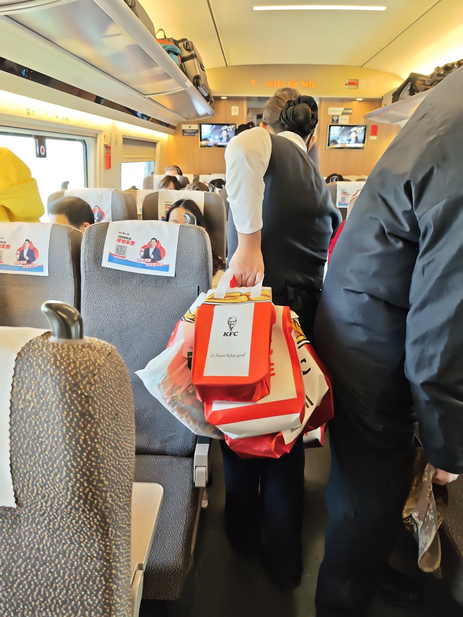 Viajando en tren con mi hija. No le gusta la comida del tren, así que pedí KFC en la siguiente estación directamente des