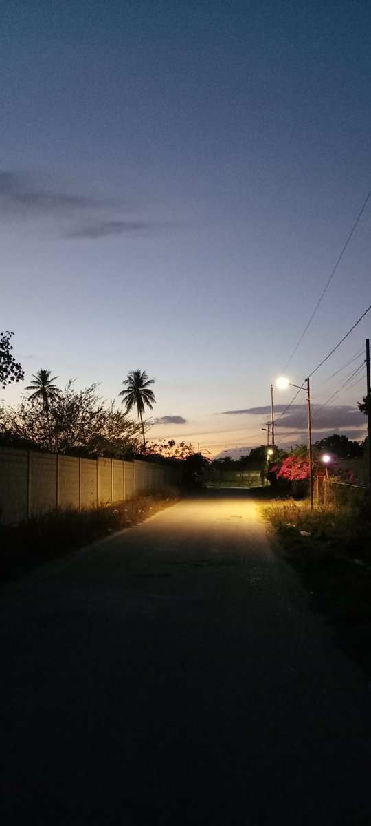 chuvia2223's tweet photo. Y Llegó La Noche...
Camino de mi casa.. https://t.co/nmWljtL75b