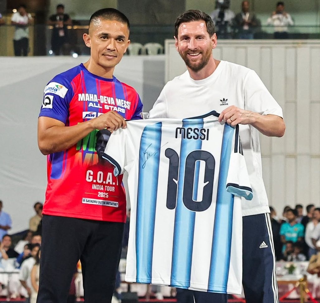 Sunil Chhetri with Leo Messi. 😍

- A beautiful frame! ❤️