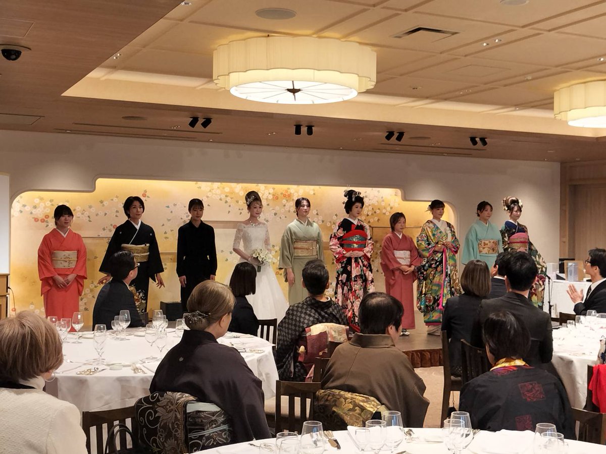 keishukai's tweet photo. 12/9代表と講師6名で全日本婚礼美容家協会主催のYear end Partyに出席😊#恵秀会 は着付師の勉強のため5年連続で全婚の留袖部門に出場させていただき、今年『金・銀・銅』を受賞しました👏技術者は一生勉強👘✍来年のコンテストは開催時期が合わずお休みさせていただきます_(._.)_申し訳ありません https://t.co/Z7kLUyfVEn