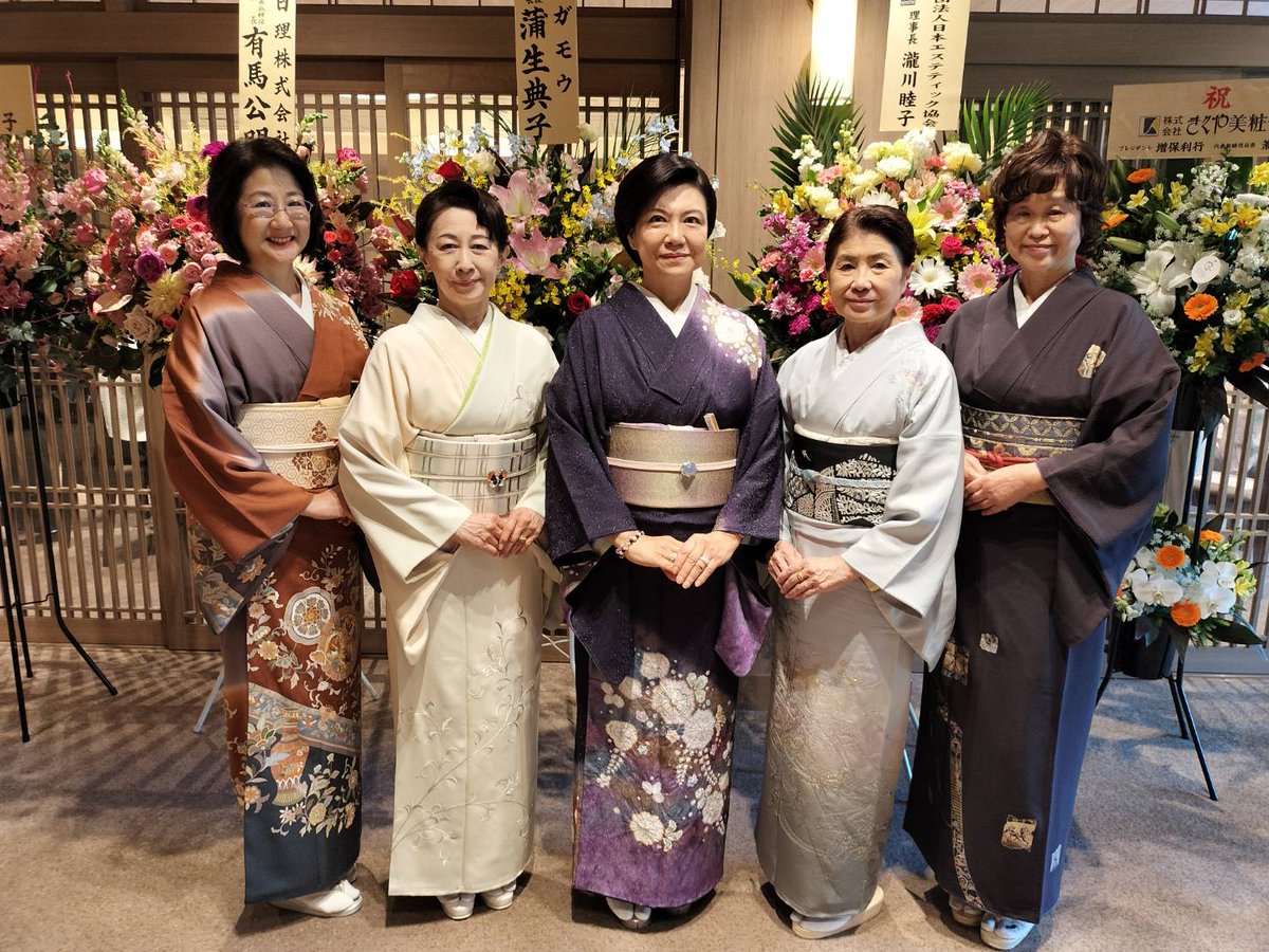 keishukai's tweet photo. 12/9代表と講師6名で全日本婚礼美容家協会主催のYear end Partyに出席😊#恵秀会 は着付師の勉強のため5年連続で全婚の留袖部門に出場させていただき、今年『金・銀・銅』を受賞しました👏技術者は一生勉強👘✍来年のコンテストは開催時期が合わずお休みさせていただきます_(._.)_申し訳ありません https://t.co/Z7kLUyfVEn