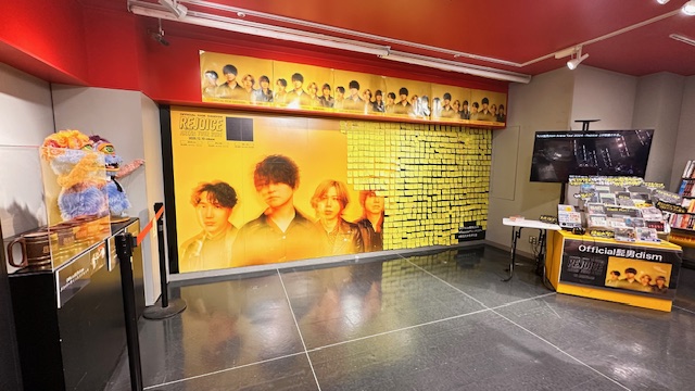 TOWER_Shibuya's tweet image. 【#Official髭男dism】

LIVE DVD / Blu-ray / CD
『Official髭男dism Arena Tour 2024 - #Rejoice -』
大好評発売中です💛

3Fにて大展開中です！
パネル展示、ツアーフォトブースミニ展示と
メッセージボードも設置中🌷
こちら本日までとなります！！

3Fインフォメーションカウンターにて