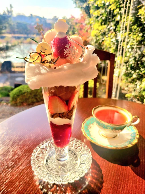 気温は冬だけど、紅葉はまだ秋が残ってた そんな雪どころか紅葉の12月に食べた雪だるまパフェ #秋冬ウォーキング