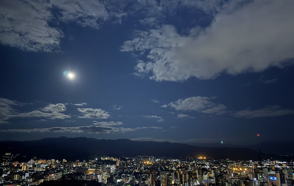 12月1日（月）に新たな夜景ブランドとして「日本三大山城夜景」が立ち上げられました。
伊達政宗が築城した仙台城跡、織田信長が居城とした岐阜城、そして加藤嘉明が築城を開始した松山城。今後、国内外への情報発信や誘客促進へ向けた取り組みを進めていきます。
matsuyamajo.jp/event/castle/p…
