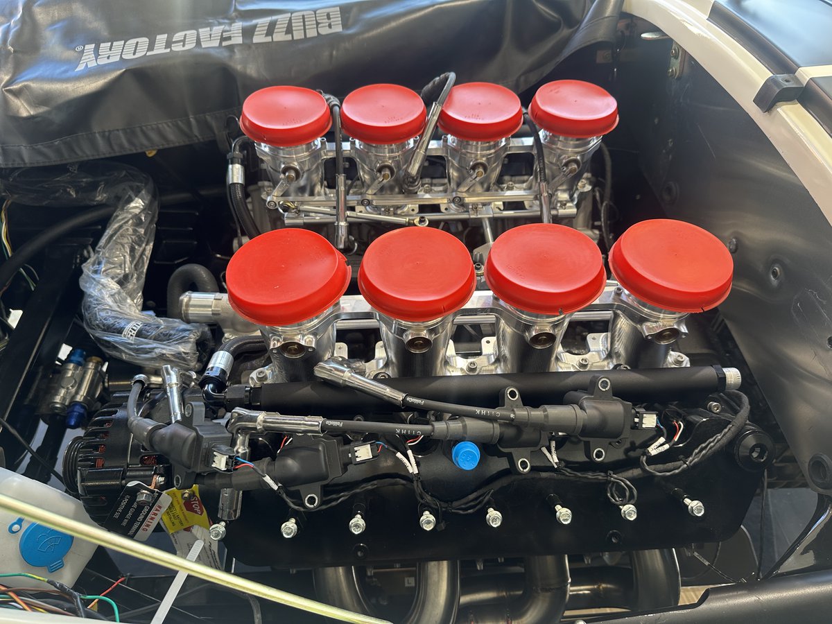 BuzzTokyo's tweet photo. Ford製7.3L OHVのゴジラエンジン初搭載車両です。現在コントロールパックなど取り付けを進めています。
ファンネルがレーシーなアピアランスのITB(individual Throttle body)は、各シリンダーへの空気供給を直接制御することで、スロットルレスポンスと質力向上を実現するチューニングオプションです。
新世代のOHVを強力にチューニングしてお届けします。
#ゴジラ　#コブラ　#フォード　#マッスルカー