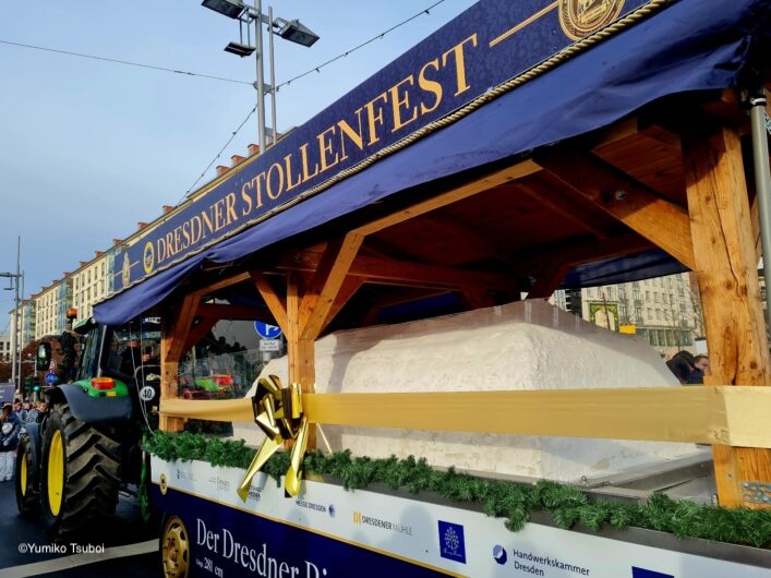 【大使館ブログ更新】
毎年、シュトレン発祥の地・ドレスデンで行われる「シュトレン祭り」の現地の様子をご紹介していただきました✨️
巨大シュトレンの大きさは、なんと2.8m！重さは約2.1トン！？👀
現地ならではの様子を、ぜひのぞいてみてください🎄

記事はこちら：young-germany.jp/2025/12/stolle…