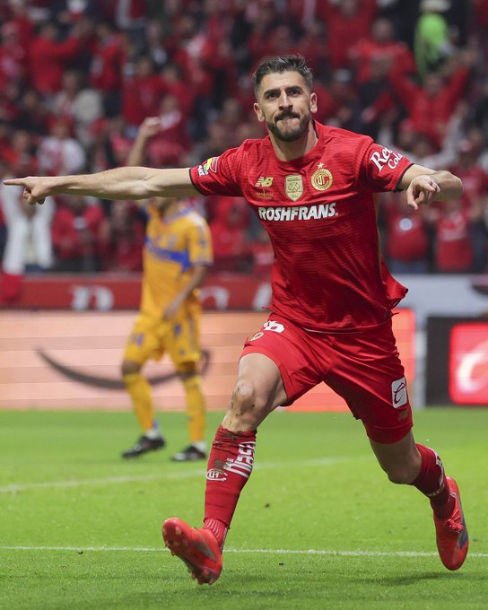 osigs's tweet photo. Paulinho es el SEGUNDO jugador en la historia que gana el campeonato de goleo y el título de @LigaBBVAMX en dos torneos consecutivos.

El anterior fue Adalberto “Dumbo” López, con León 
¡en las campañas 1947-1948 y 1948-1949! https://t.co/2F6oCrZczL