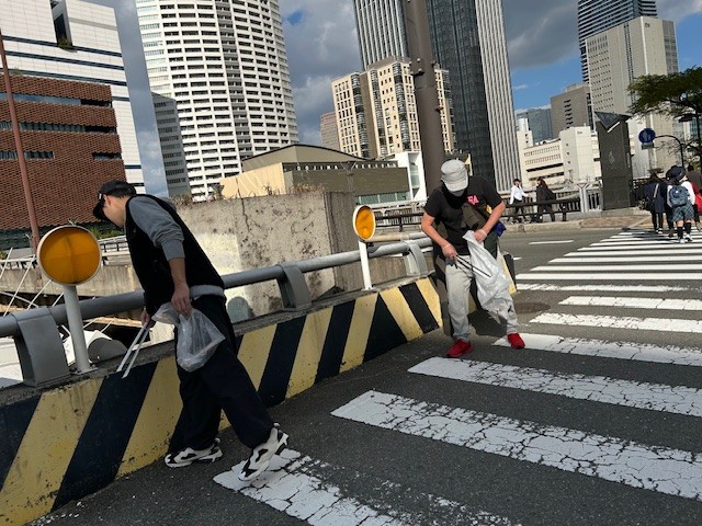 TONEUP1919's tweet photo. 🌟#SDGs17項目全部やってみた！第８弾🌟
大阪オフィス周辺の清掃活動を実施！✨
当初は雨で延期でしたが、当日は晴天！有志６名が川沿いを黙々と清掃し、ゴミ袋はパンパンに。大汗をかくほど良い運動になりました💪SDGｓ目標14・15に貢献！これからも豊かな自然を守ります😊#清掃活動 #海と陸の豊かさ https://t.co/auH3KFvIAB
