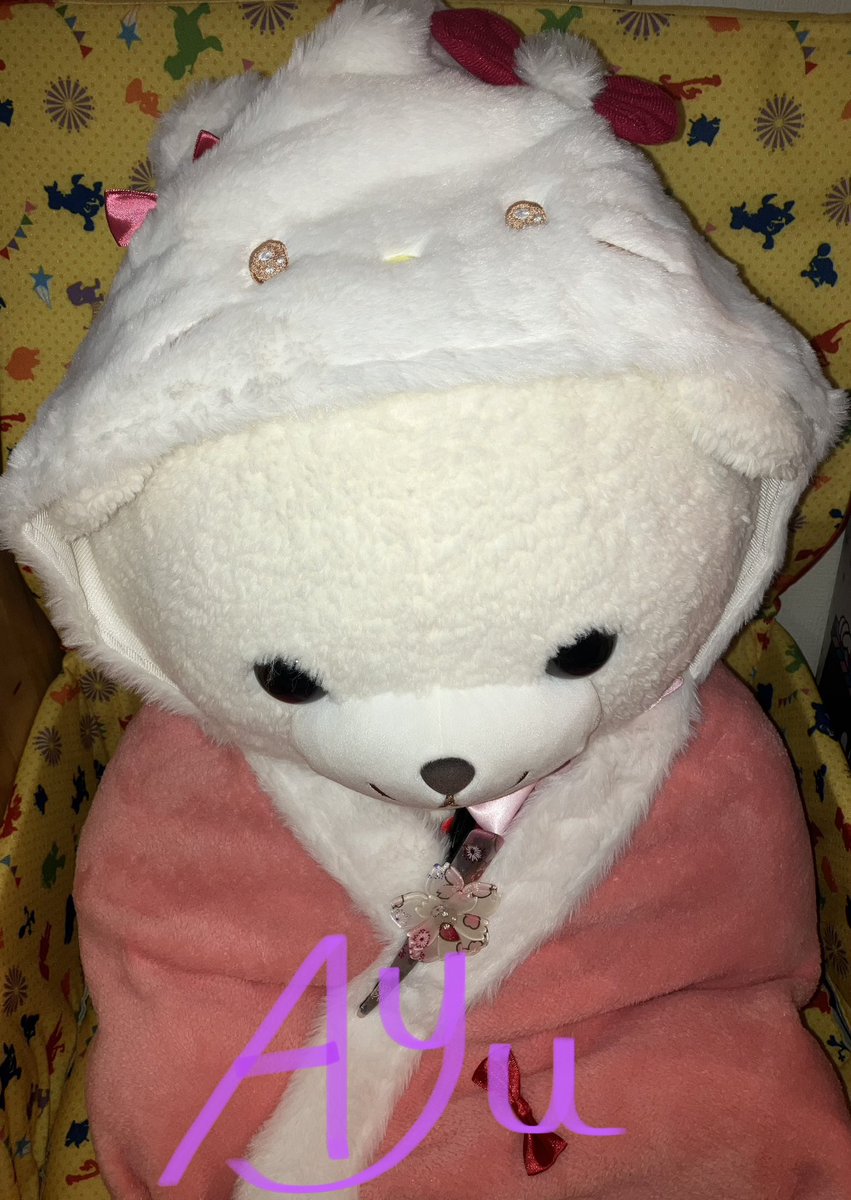 巨大くまたんにMyキティちゃんのケープ着させてみたらピッタリだった