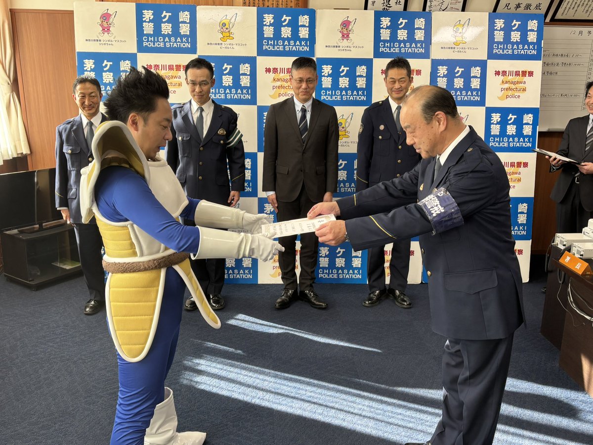 拡大推奨。後ろのおじさん方の笑いを隠そうと頑張る姿が、座王のR藤本