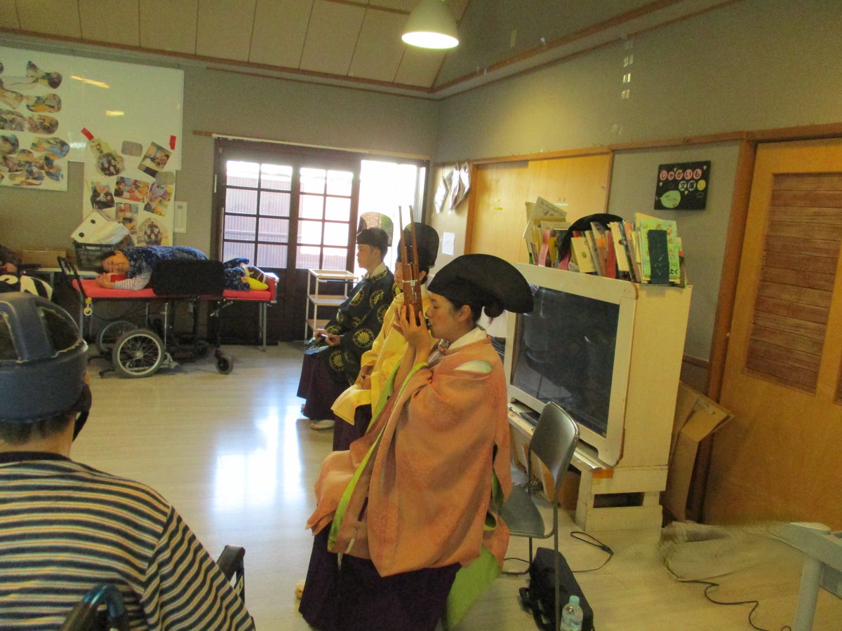 「訪問プログラム」11月28日 びわこ学園医療福祉センター野洲を訪問しました！
雅楽演奏家の〆野護元さん（龍笛）、八槻純子さん（笙）、國本淑恵さん（篳篥）がセンターを訪れました。センターで生活されている多くの方々は長時間の外出がむずかしい状況下、各々に楽しんで下さいました。