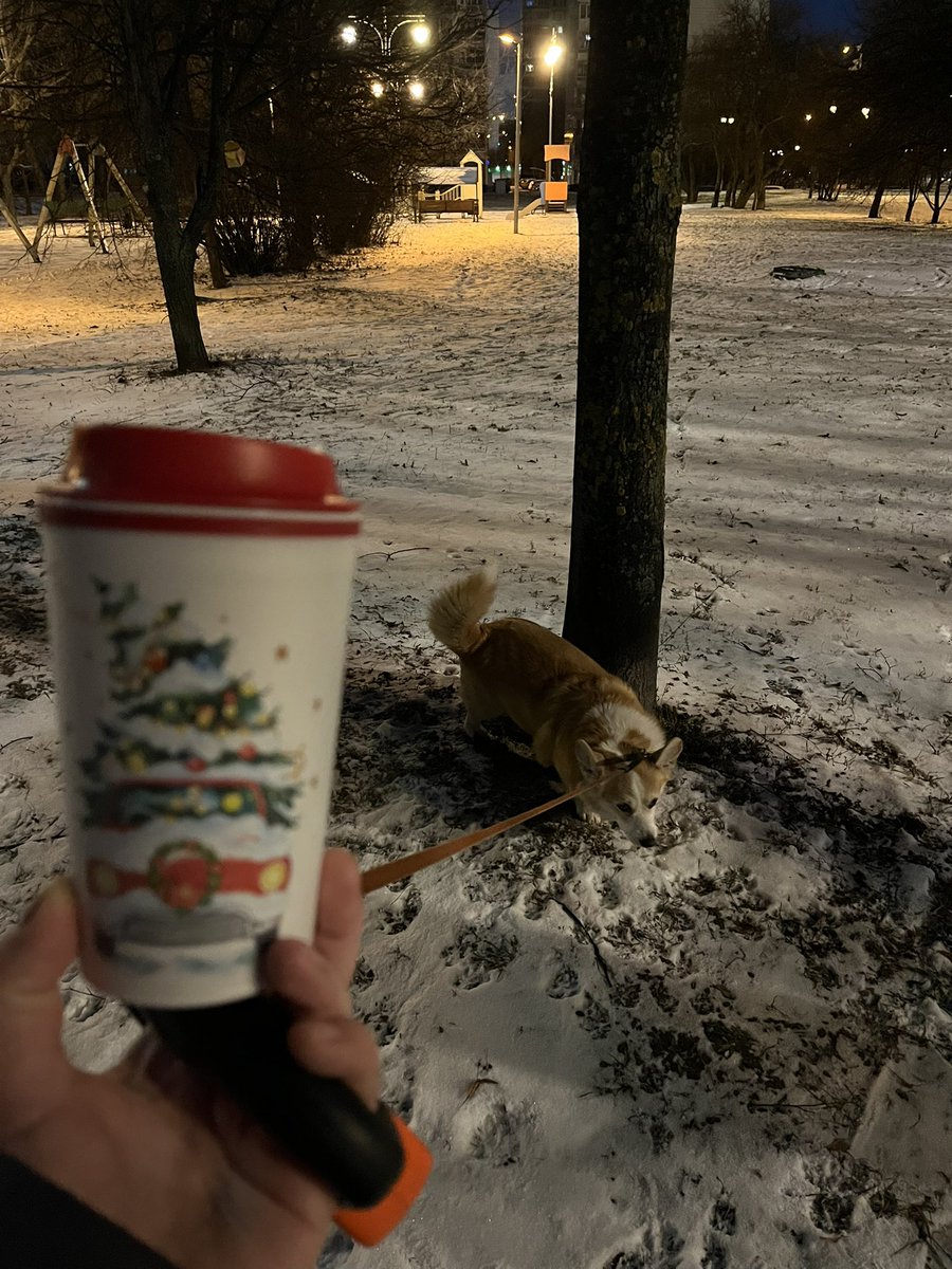 Купила в 5ке многоразовый стаканчик  для кофе, теперь утром хожу со своим