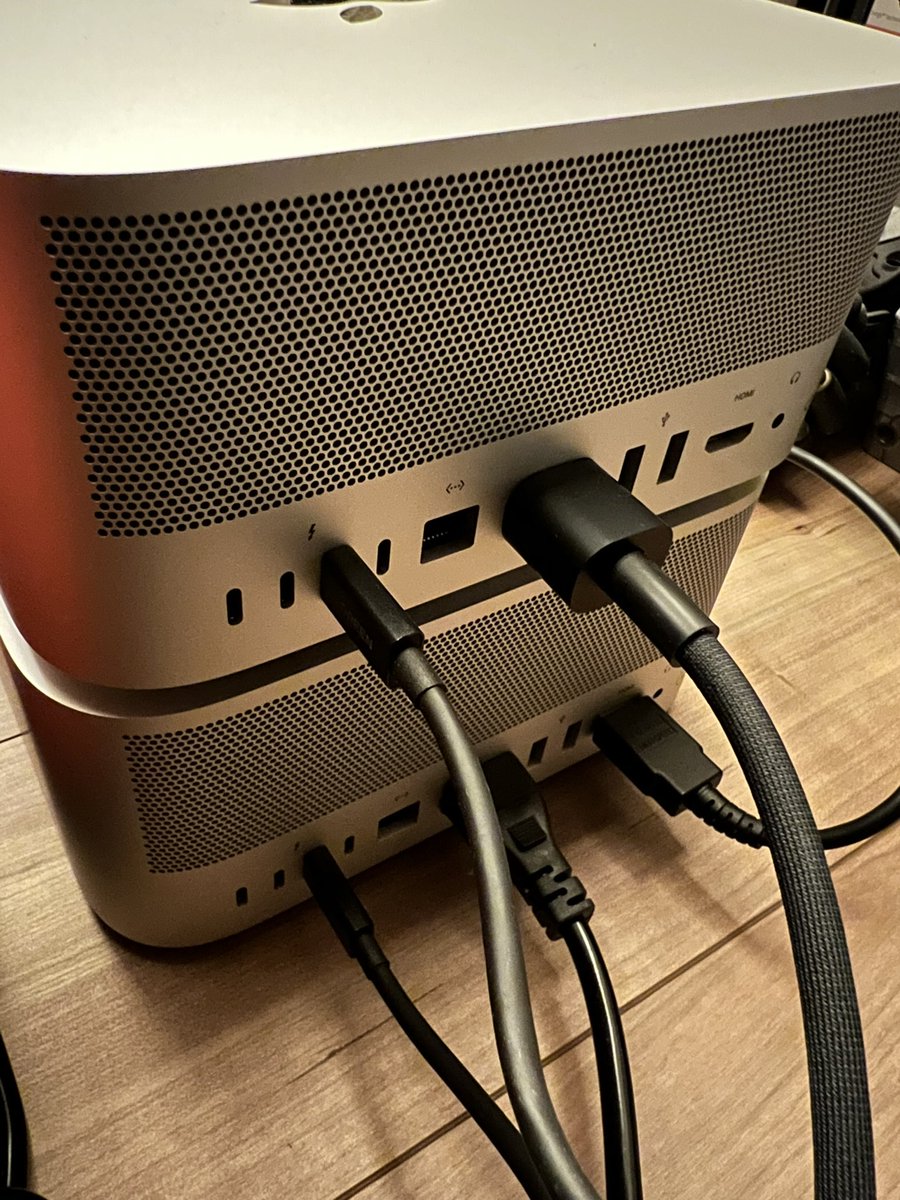 Mac studio 512GBを2台接続して、メモリ1TBのAIクラスター作ってる