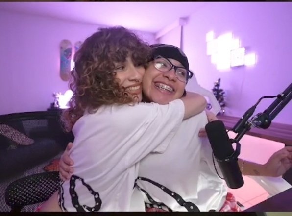 las amo mucho 🩷 gracias por estos streams, siempre se para rico con ustedes hagan lo que hagan amamos verlas, que descansen mis niñas